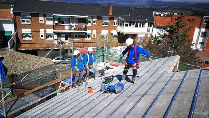 Equipo de operarios profesionales de Cubiertas Del Álamo en obra